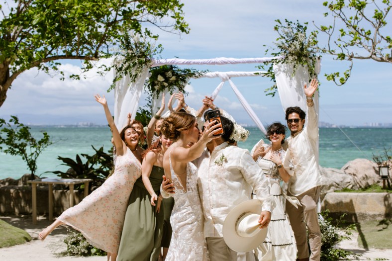 Rosh & Rachel Cebu Wedding, Cebu Wedding photographer, Nalusuan Island Cebu Wedding, Couple kissing