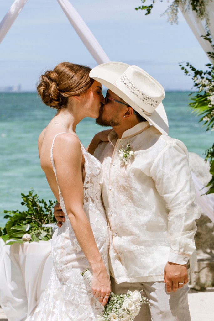 Rosh & Rachel Cebu Wedding, Cebu Wedding photographer, Nalusuan Island Cebu Wedding, wedding couple kiss for the first time