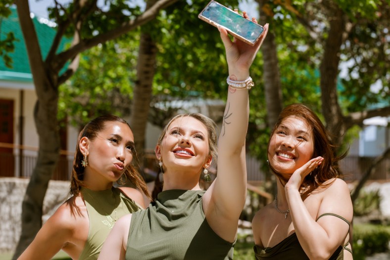 Rosh & Rachel Cebu Wedding, Cebu Wedding photographer, Nalusuan Island Cebu Wedding, wedding guests selfie